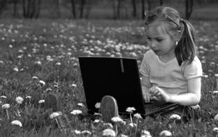 ילדה ומחשב